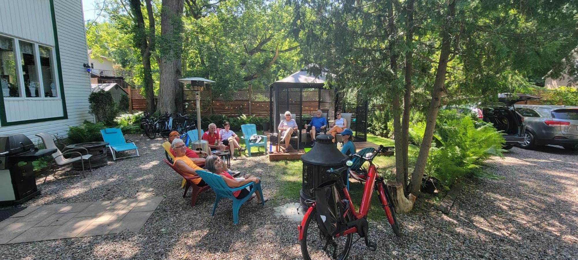 Kokomo Inn: Tropical Riverfront B&B for Adults on Capital Cycling Route Gatineau Exterior photo
