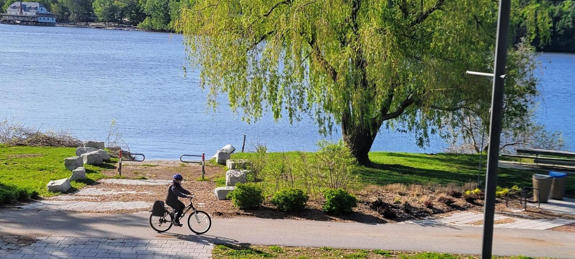 Kokomo Inn: Tropical Riverfront B&B for Adults on Capital Cycling Route Gatineau Exterior photo