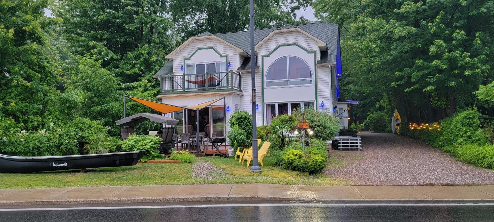 Kokomo Inn: Tropical Riverfront B&B for Adults on Capital Cycling Route Gatineau Exterior photo