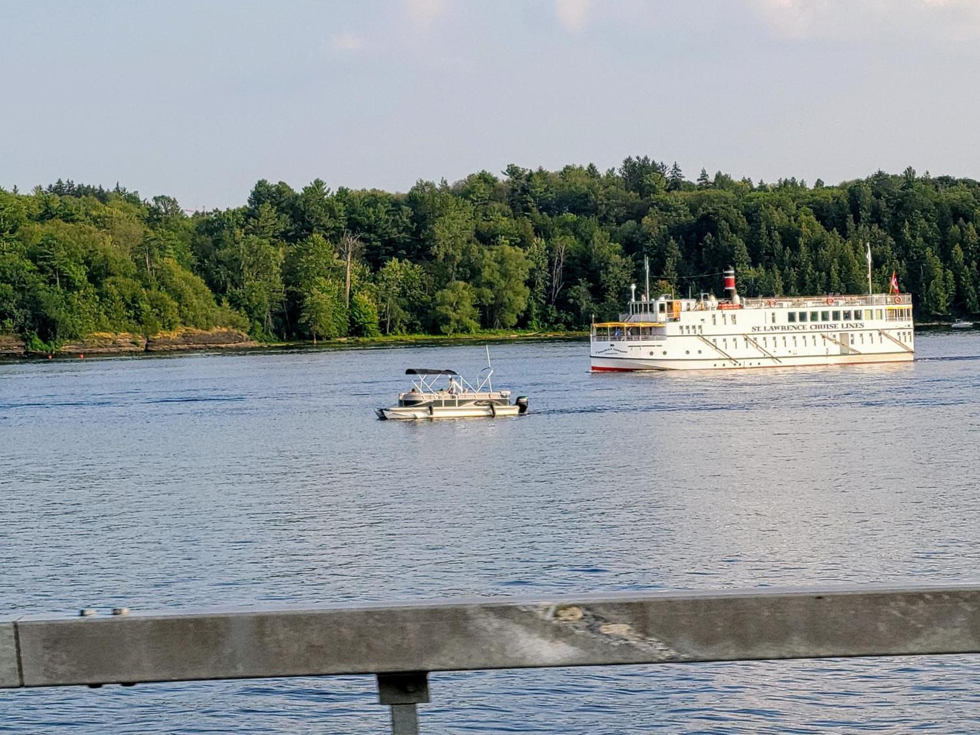 Kokomo Inn: Tropical Riverfront B&B for Adults on Capital Cycling Route Gatineau Exterior photo