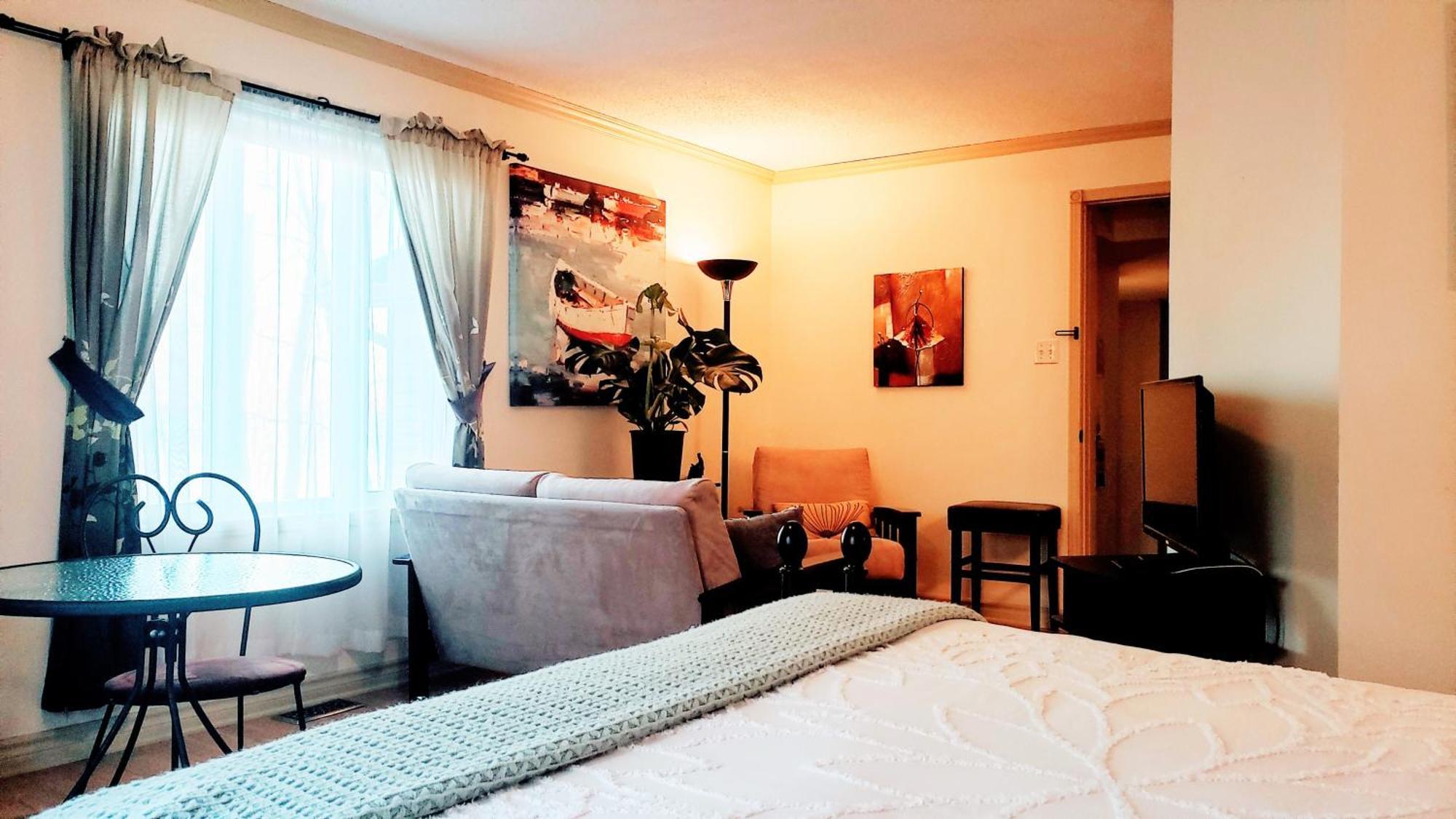 Kokomo Inn: Tropical Riverfront B&B for Adults on Capital Cycling Route Gatineau Exterior photo