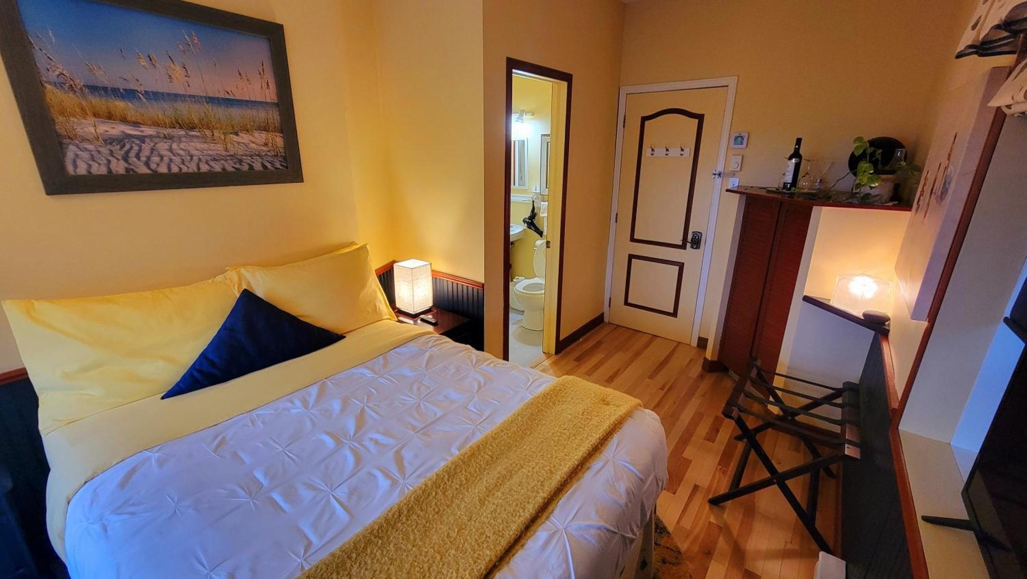 Kokomo Inn: Tropical Riverfront B&B for Adults on Capital Cycling Route Gatineau Exterior photo
