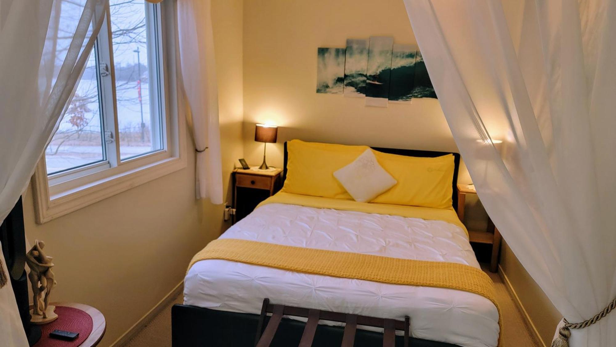 Kokomo Inn: Tropical Riverfront B&B for Adults on Capital Cycling Route Gatineau Exterior photo