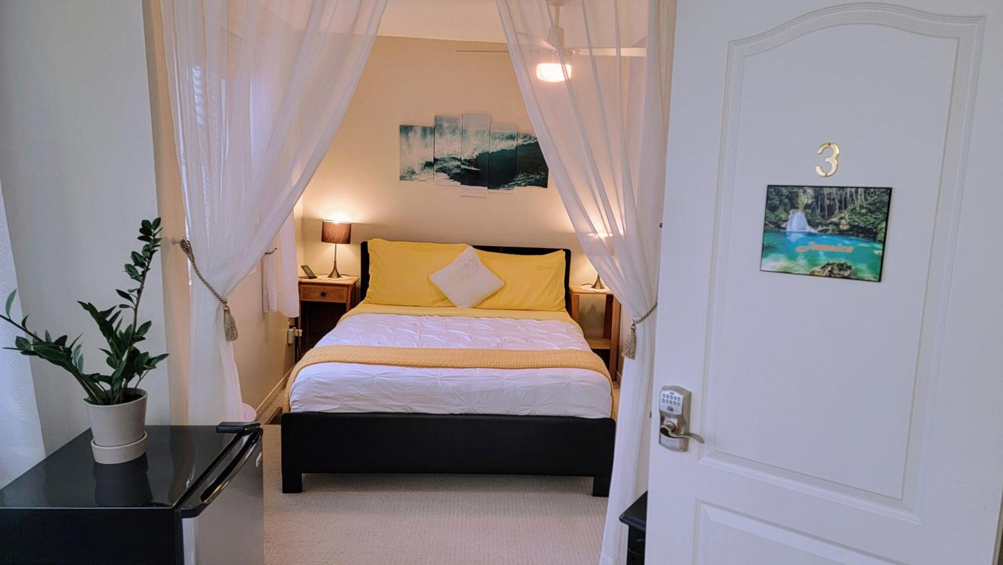 Kokomo Inn: Tropical Riverfront B&B for Adults on Capital Cycling Route Gatineau Exterior photo