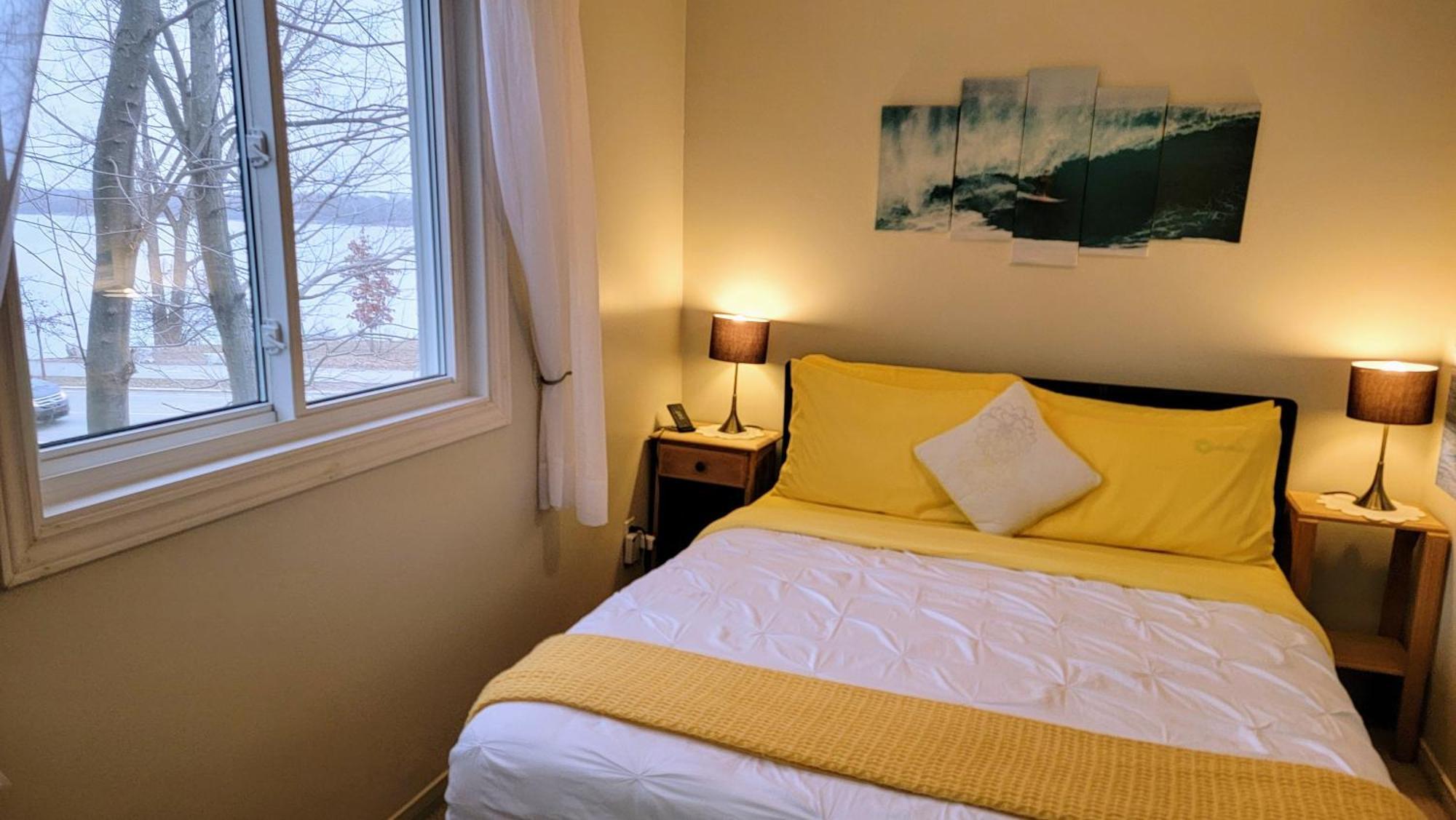 Kokomo Inn: Tropical Riverfront B&B for Adults on Capital Cycling Route Gatineau Room photo