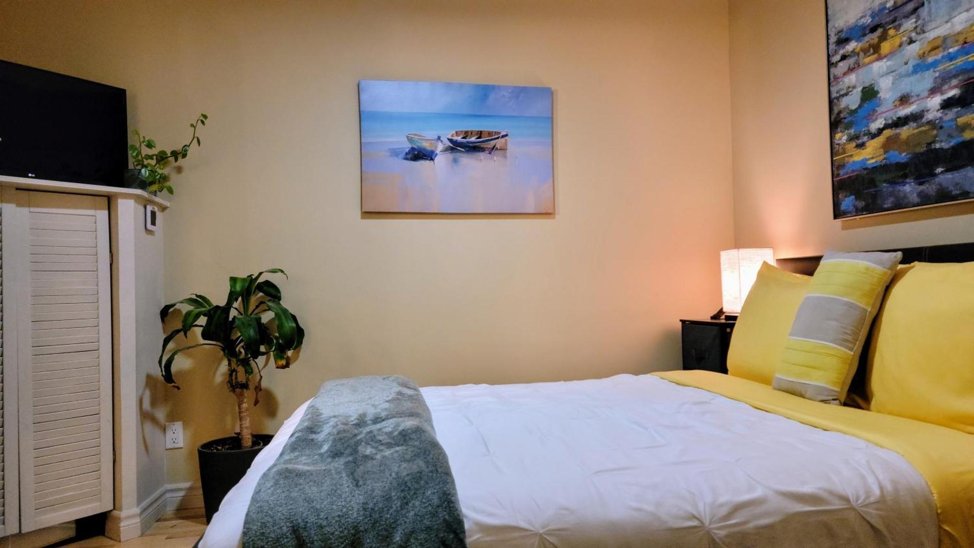 Kokomo Inn: Tropical Riverfront B&B for Adults on Capital Cycling Route Gatineau Room photo
