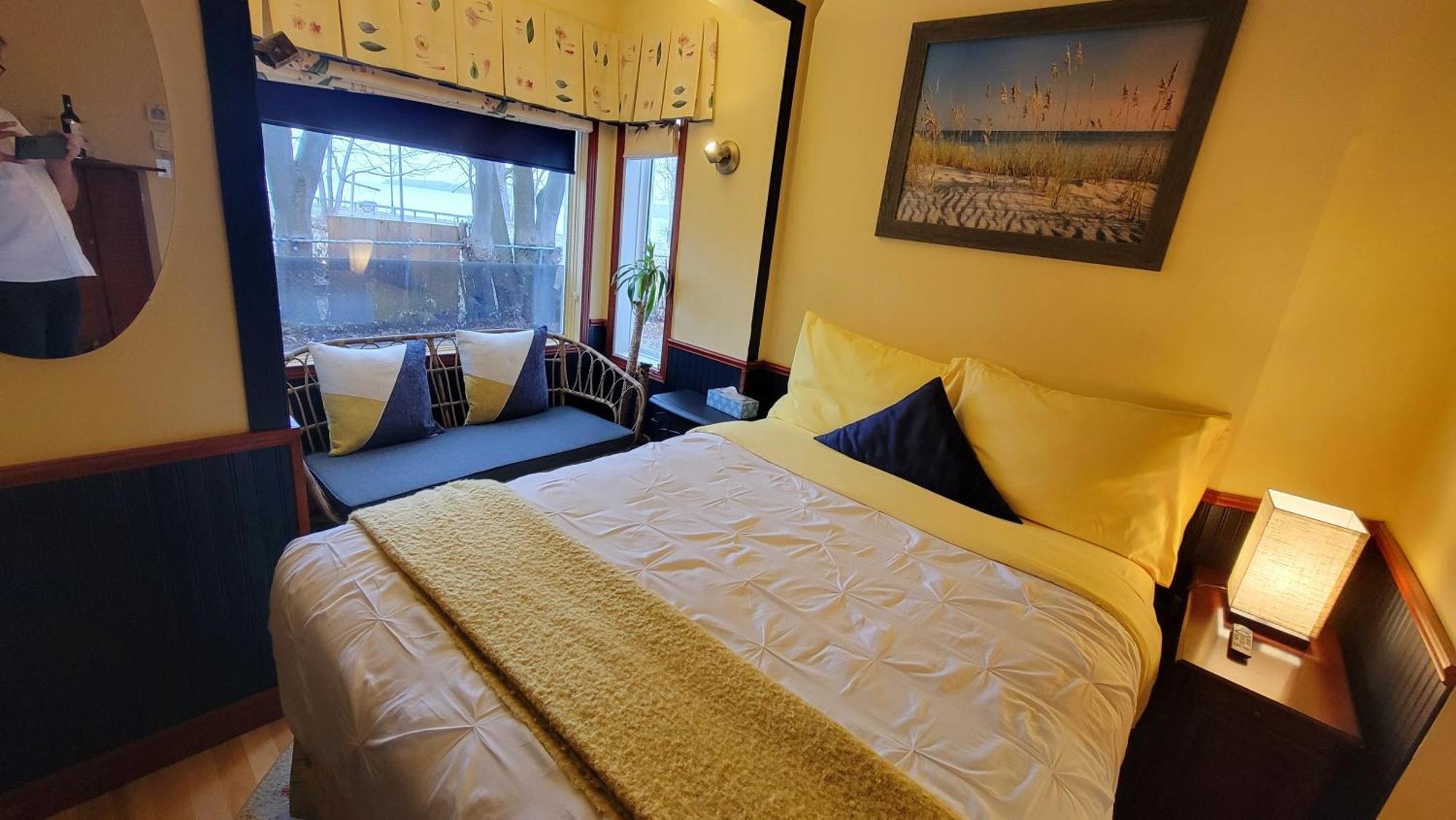 Kokomo Inn: Tropical Riverfront B&B for Adults on Capital Cycling Route Gatineau Room photo