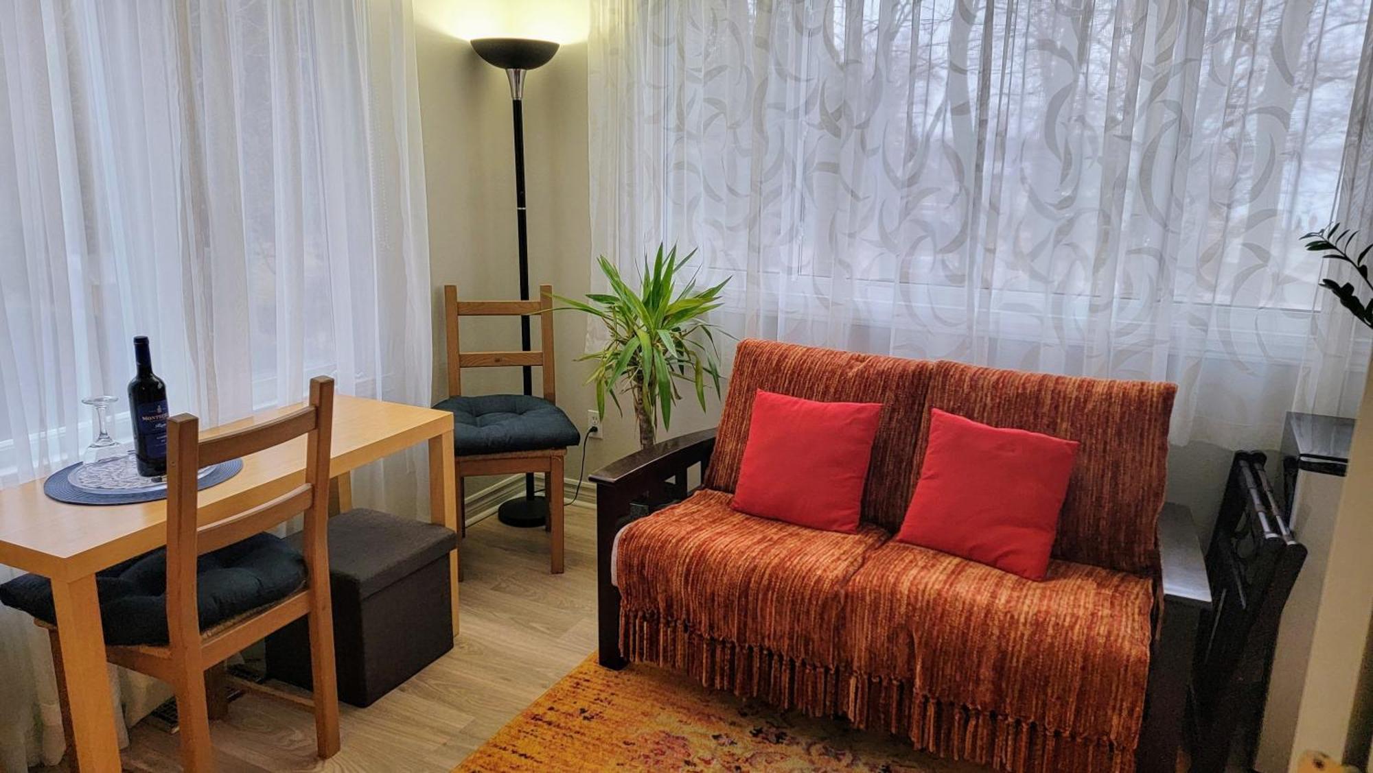 Kokomo Inn: Tropical Riverfront B&B for Adults on Capital Cycling Route Gatineau Room photo