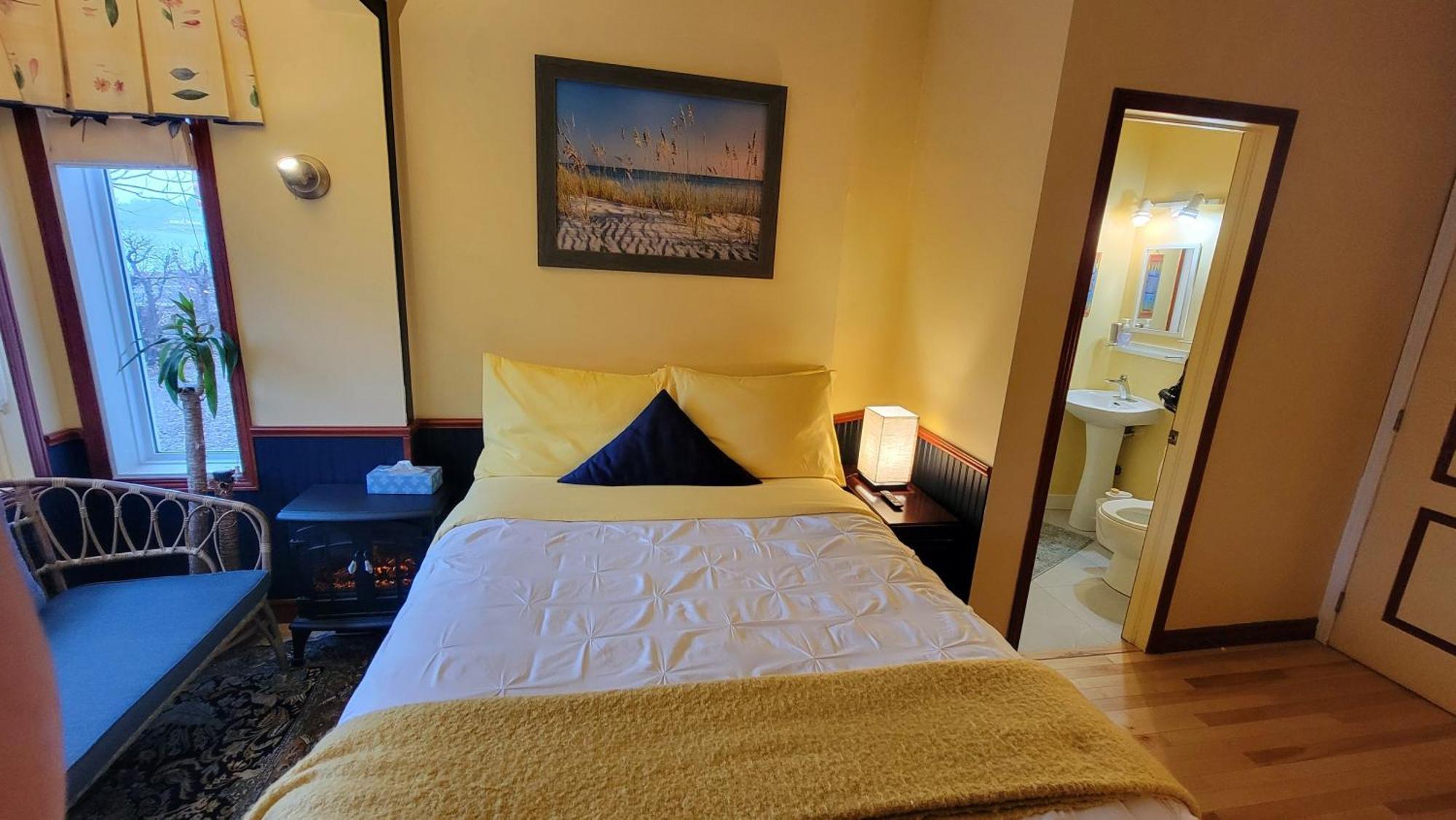 Kokomo Inn: Tropical Riverfront B&B for Adults on Capital Cycling Route Gatineau Room photo