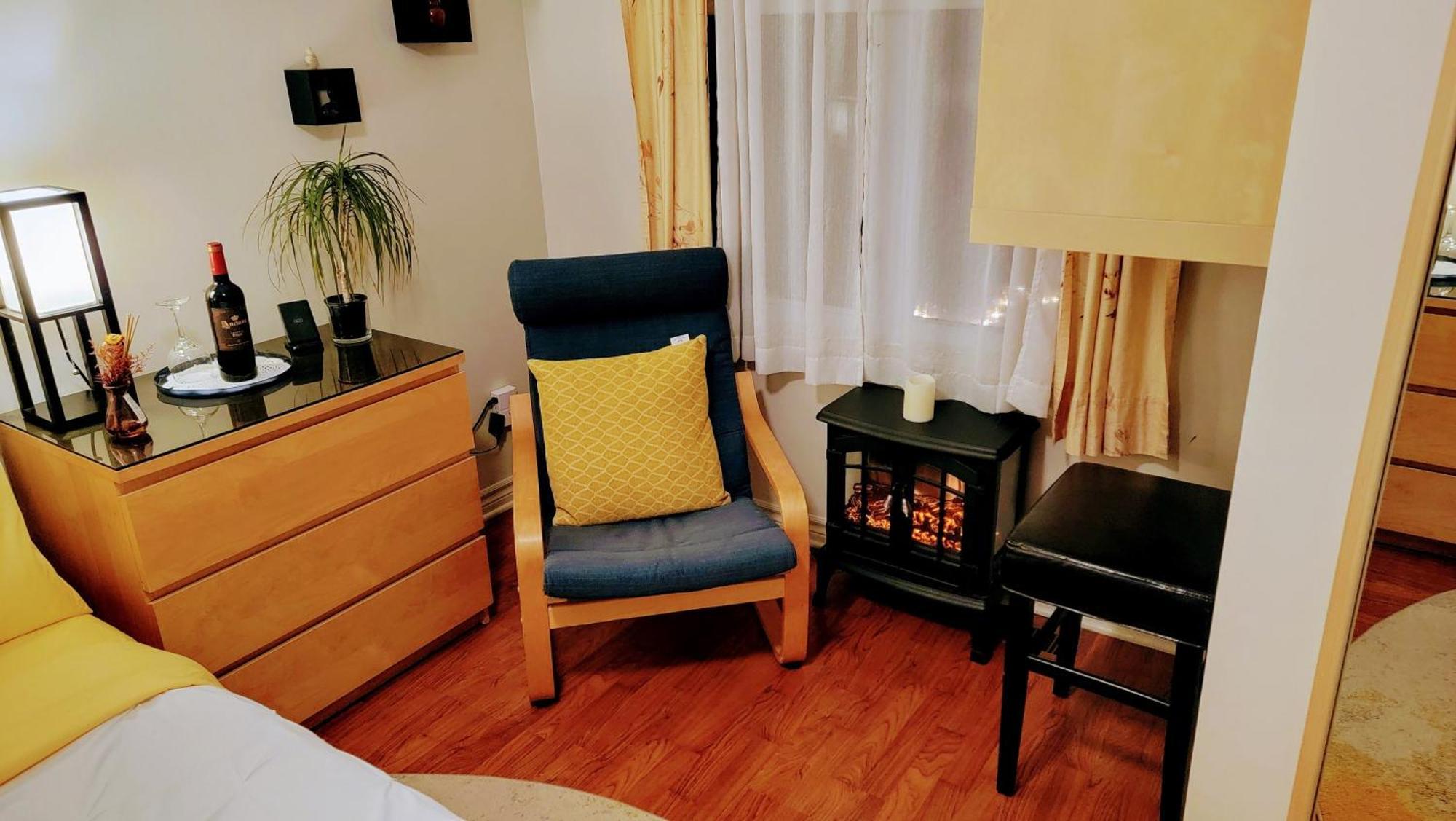 Kokomo Inn: Tropical Riverfront B&B for Adults on Capital Cycling Route Gatineau Room photo