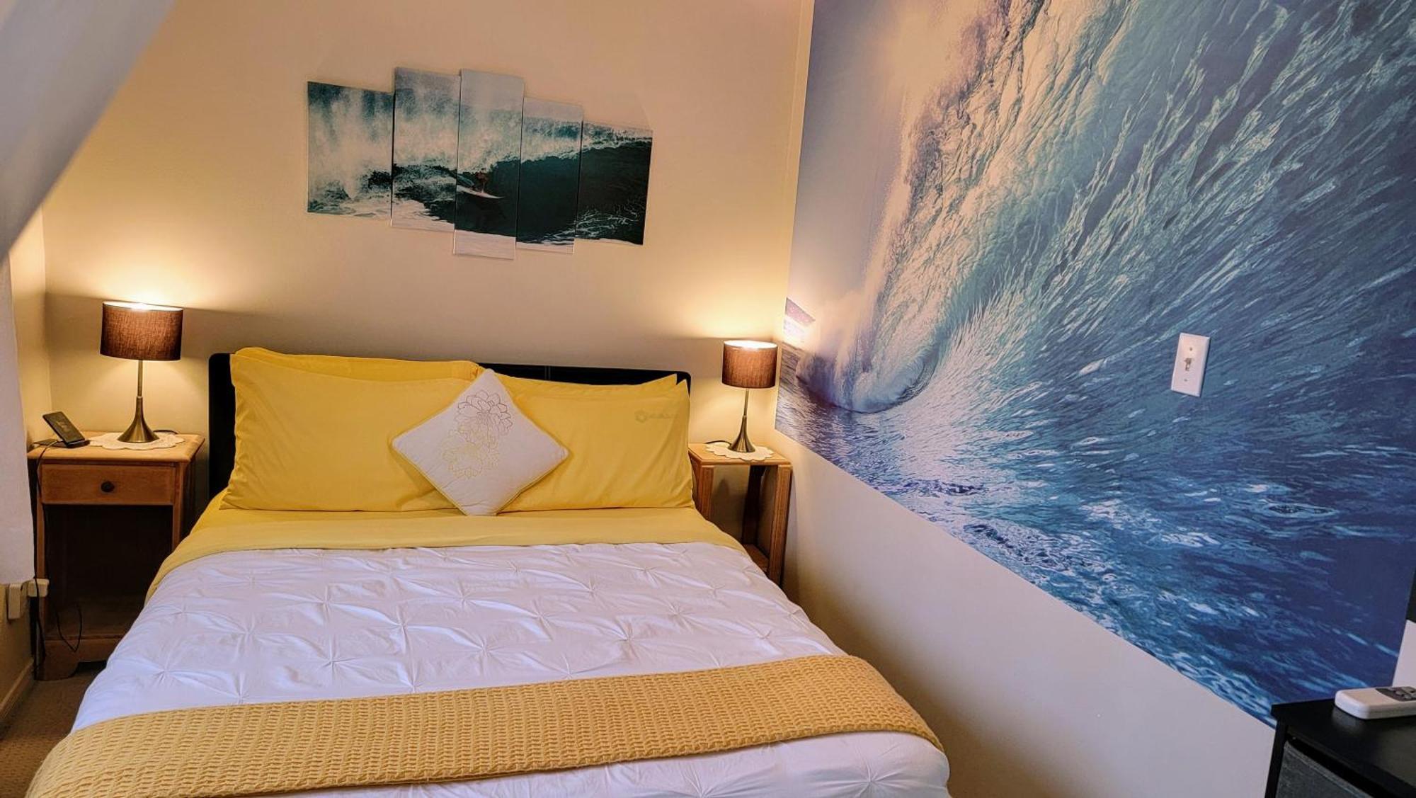 Kokomo Inn: Tropical Riverfront B&B for Adults on Capital Cycling Route Gatineau Room photo