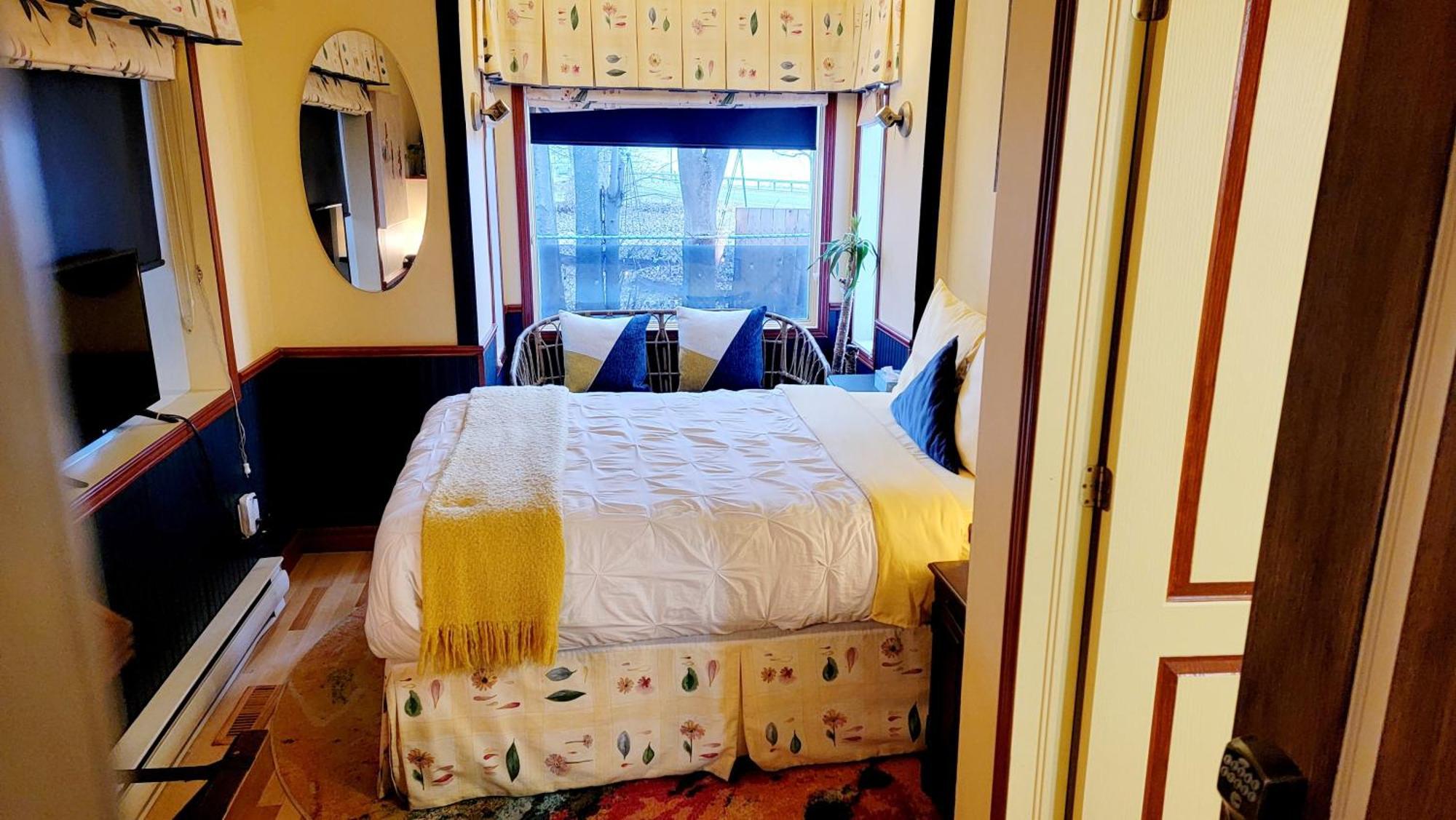 Kokomo Inn: Tropical Riverfront B&B for Adults on Capital Cycling Route Gatineau Room photo