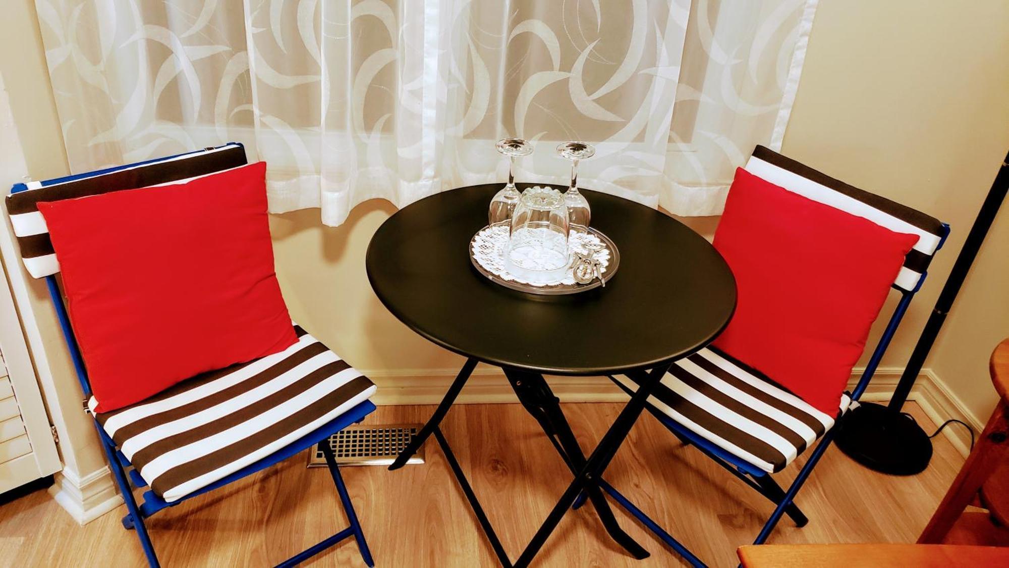 Kokomo Inn: Tropical Riverfront B&B for Adults on Capital Cycling Route Gatineau Room photo